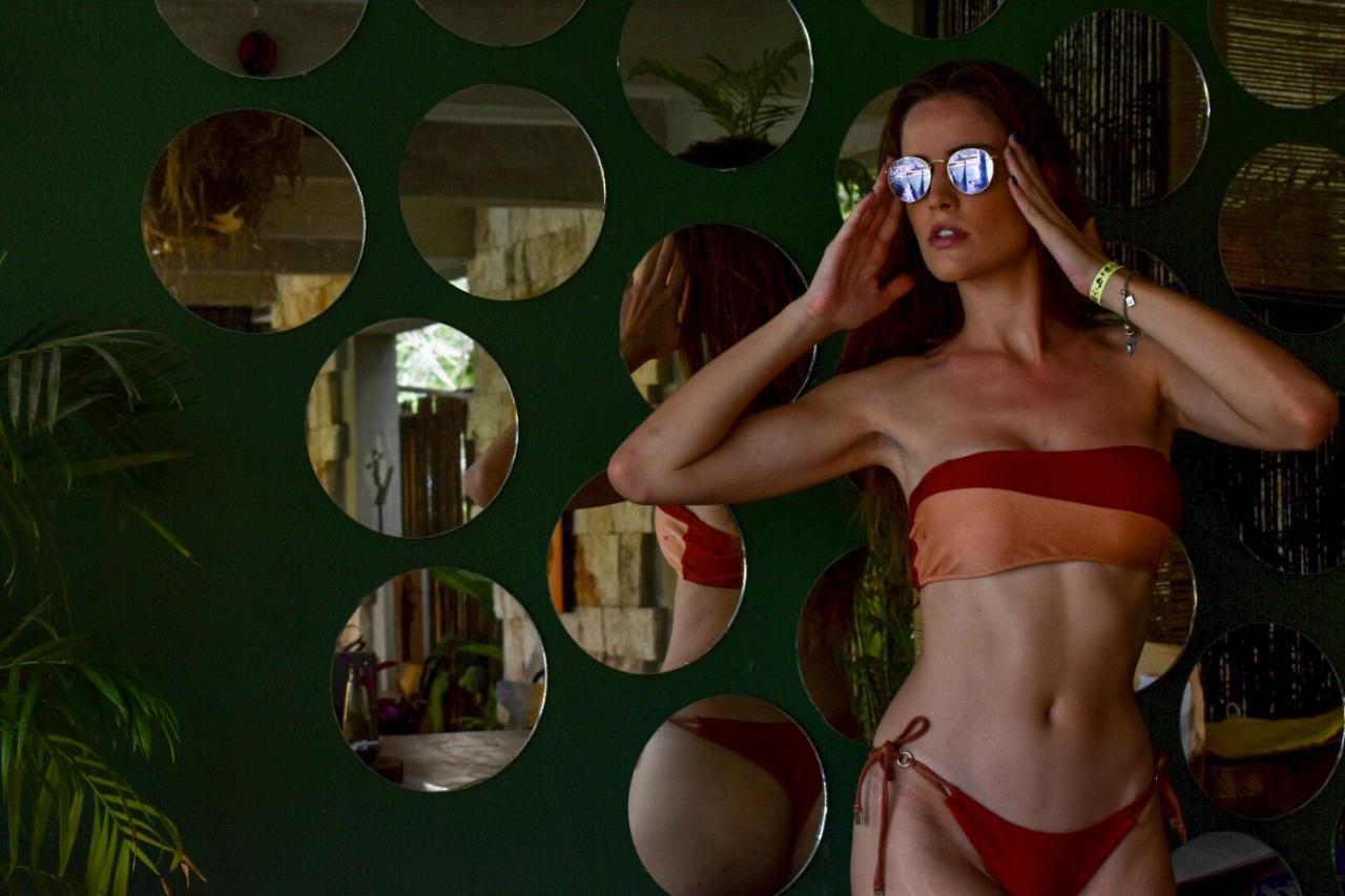 Hotel Makaabá Eco-Boutique Bacalar Exterior foto A model wearing a two-piece swimsuit