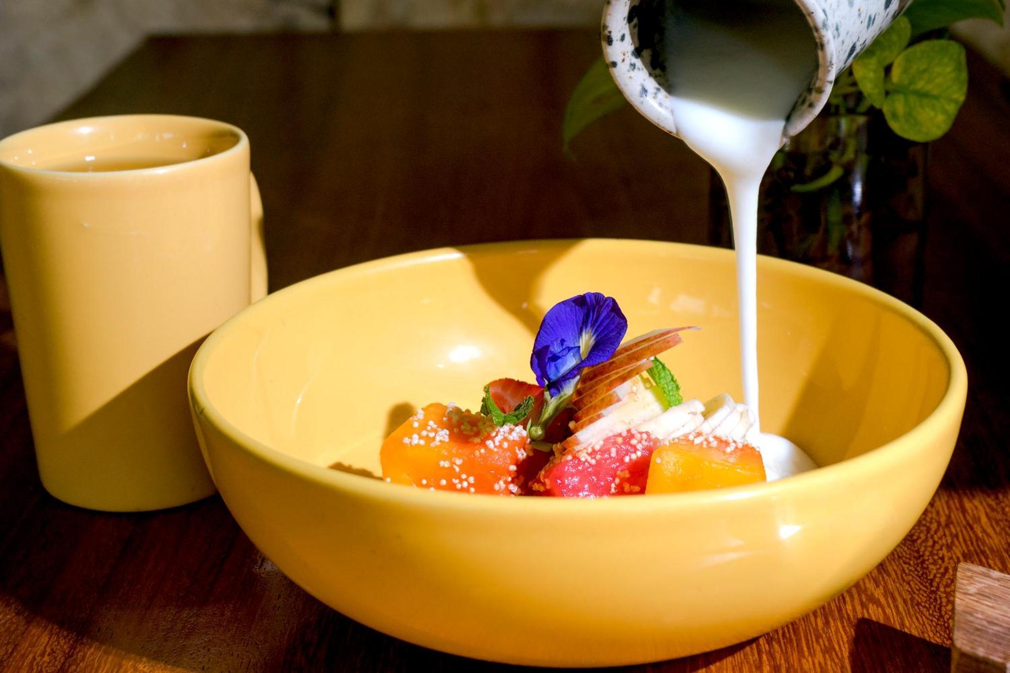 Hotel Makaabá Eco-Boutique Bacalar Exterior foto A fruit salad with edible flowers